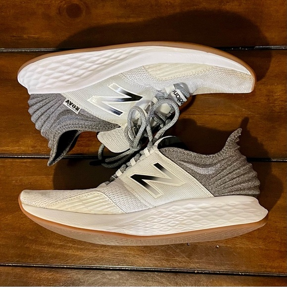 WOMEN'S NEW BALANCE ROAV V1 SNEAKERS - Picture 2 of 8
